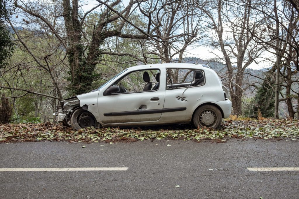 Une voiture détruite le long d’une route près du village de Nocario, dans les montagnes corses. Des impacts de balles sont visibles sur la carrosserie.